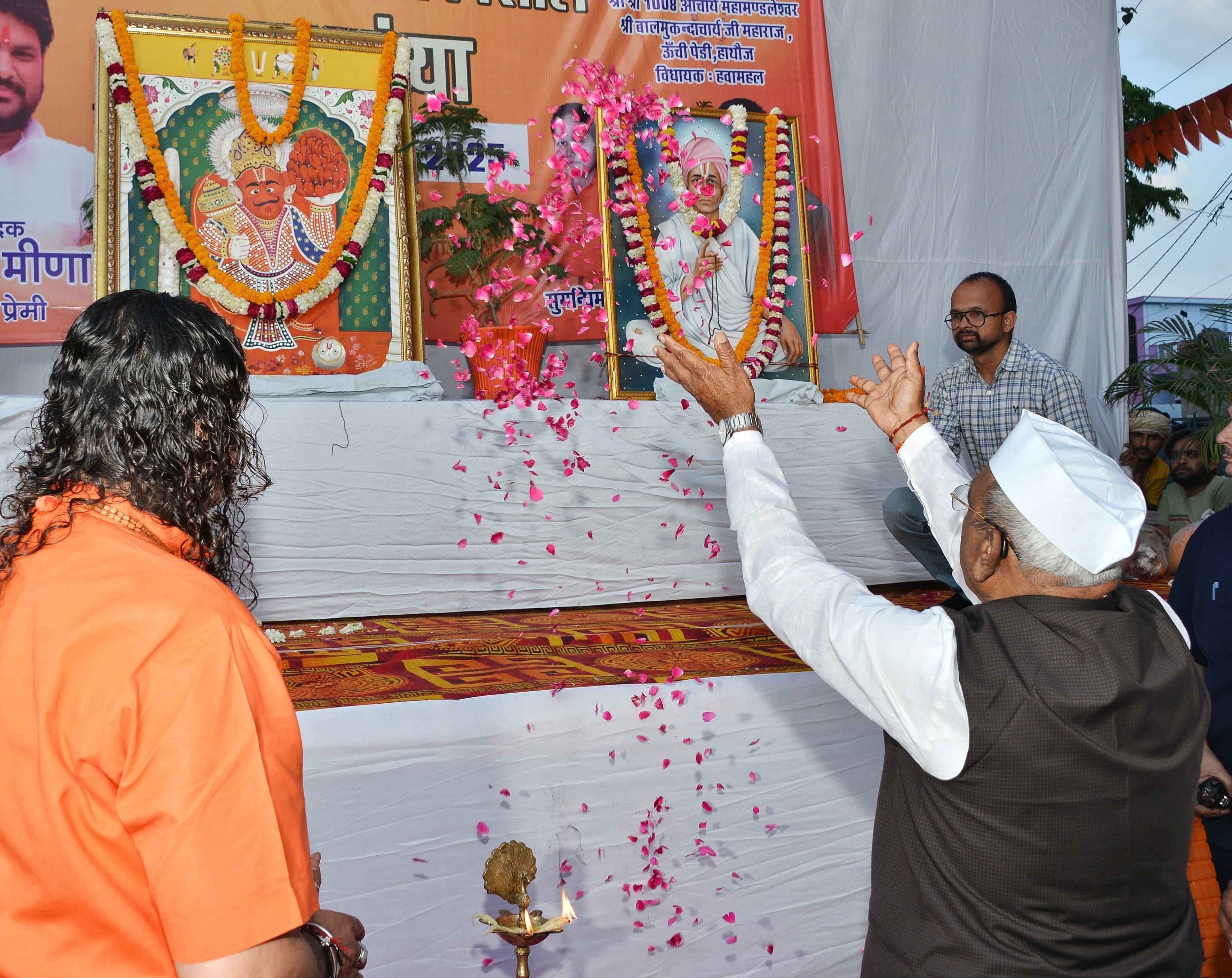 हनुमान जयंती पर हनुमान जी की शोभायात्रा निकली हनुमान जयंती पर हनुमान जी की शोभायात्रा निकली