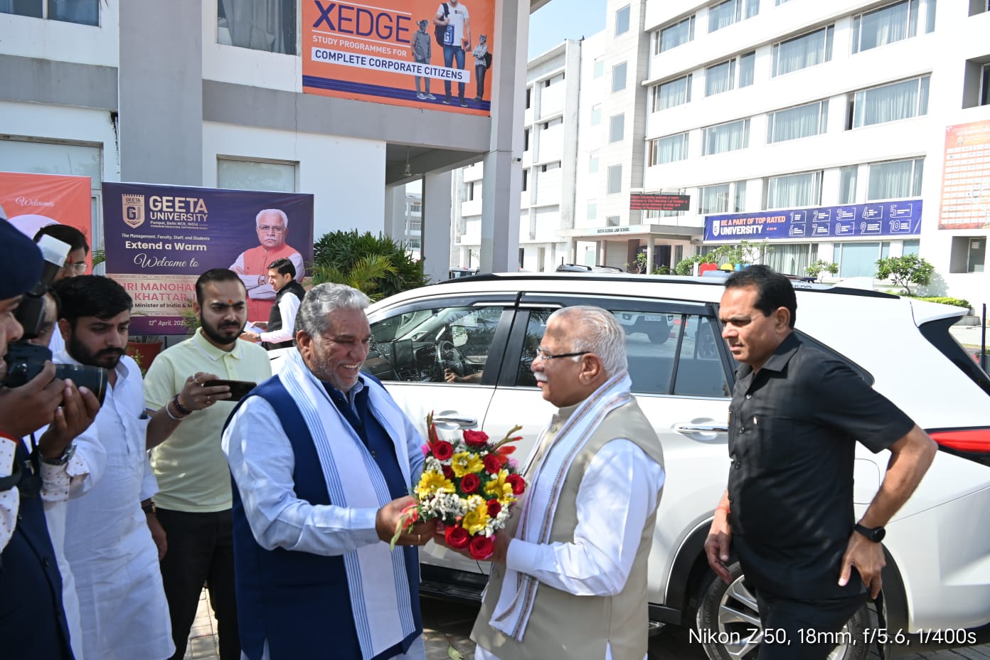 पानीपत की गीता यूनिवर्सिटी में केंदीय मंत्री मनोहर लाल का स्वागत करते हरियाणा खनन मंत्री कृष्ण लाल पंवार पानीपत की गीता यूनिवर्सिटी में केंदीय मंत्री मनोहर लाल का स्वागत करते हरियाणा खनन मंत्री कृष्ण लाल पंवार