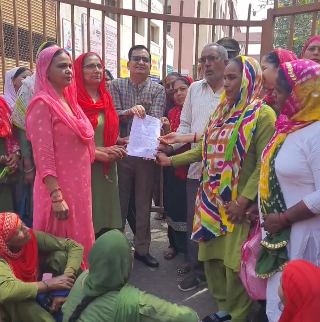 फोटो कैप्शन 12आरटीके2 : प्रशासनिक अधिकारी को मुख्यमंत्री के नाम ज्ञापन सौंपते मिड डे मिल वर्कर्स ----------- फोटो कैप्शन 12आरटीके2 : प्रशासनिक अधिकारी को मुख्यमंत्री के नाम ज्ञापन सौंपते मिड डे मिल वर्कर्स -----------