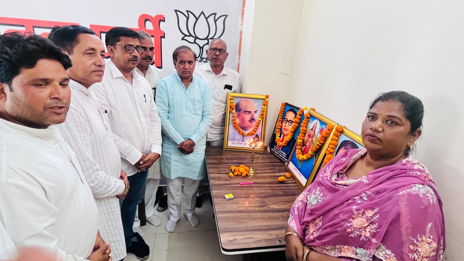 बाबा साहेब के चित्र पर पुष्प अर्पित करते हुए सत्यप्रकाश जरावता व अन्य।
