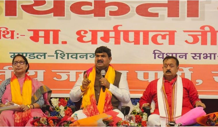 बूथ समिति के कार्यकर्ताओं को संबोधित करते धर्मपाल बूथ समिति के कार्यकर्ताओं को संबोधित करते धर्मपाल