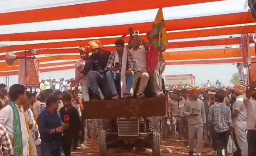 बुलडोजर पर सवार प्रदर्शनकारी बुलडोजर पर सवार प्रदर्शनकारी