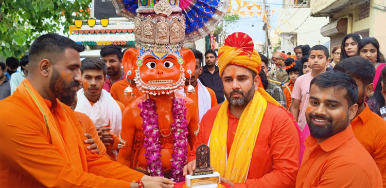 शोभा यात्रा के कार्यक्रम में विधायक निखिल मदान शोभा यात्रा के कार्यक्रम में विधायक निखिल मदान