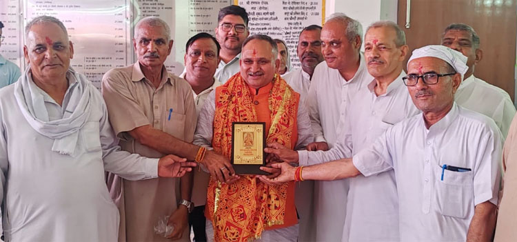 सोनीपत: कार्यक्रम में महापौर राजीव जैन का स्वागत करते हुए आयोजक।