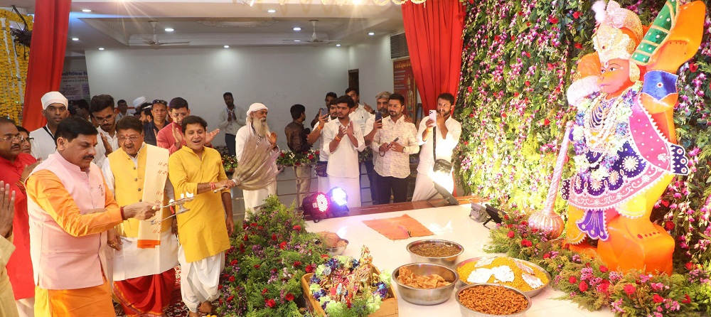 मप्रः मुख्यमंत्री डॉ. यादव ने इंदौर के पितृ पर्वत पर हनुमान जी के दर्शन कर की पूजा-अर्चना मप्रः मुख्यमंत्री डॉ. यादव ने इंदौर के पितृ पर्वत पर हनुमान जी के दर्शन कर की पूजा-अर्चना
