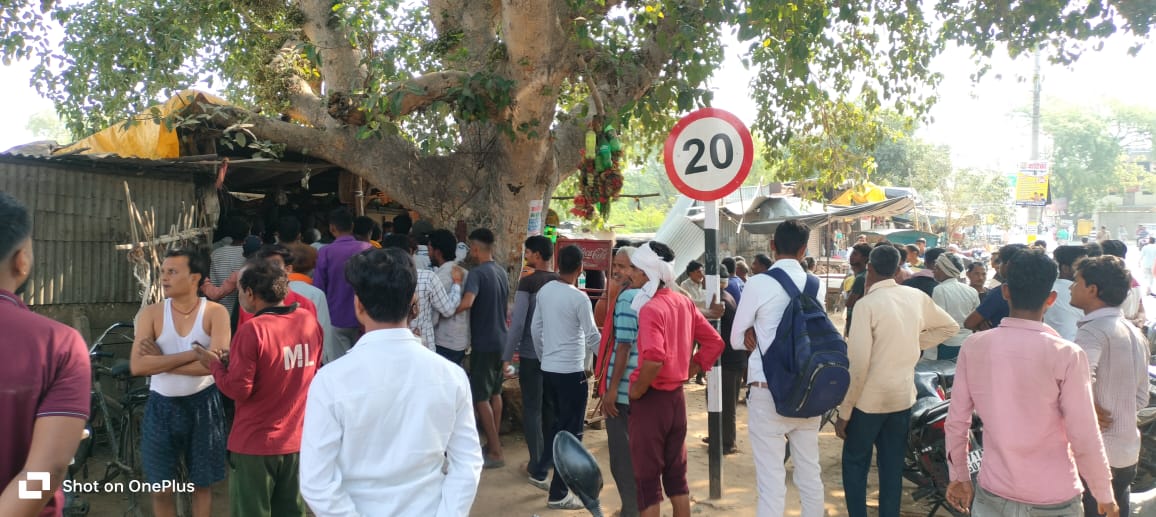 घटना की जांच पड़ताल करती पुलिस घटना की जांच पड़ताल करती पुलिस