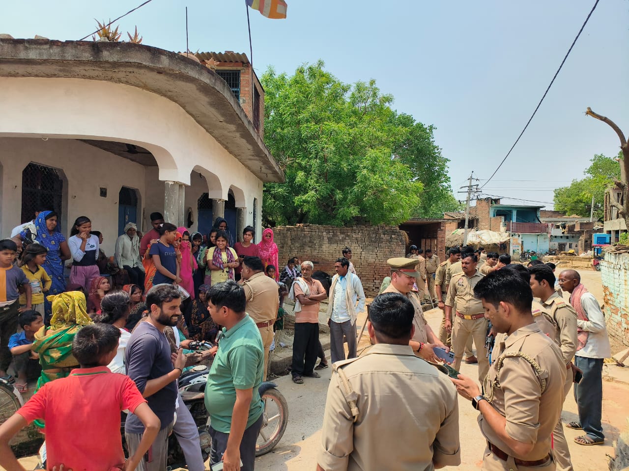 मौके पर मौजूद ग्रामीण और पुलिस नल मौके पर मौजूद ग्रामीण और पुलिस नल