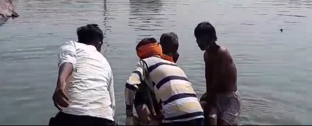 तालाब से शव निकालते गोताखोर तालाब से शव निकालते गोताखोर