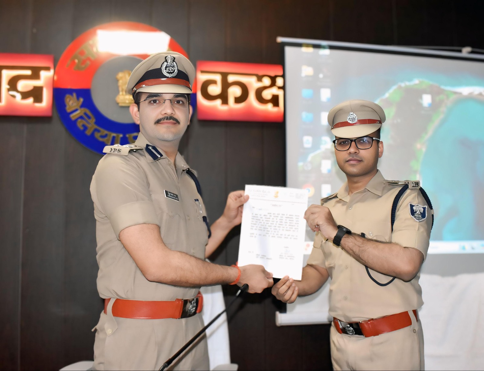 डीआईजी से प्रशस्ति पत्र लेते एसपी डीआईजी से प्रशस्ति पत्र लेते एसपी