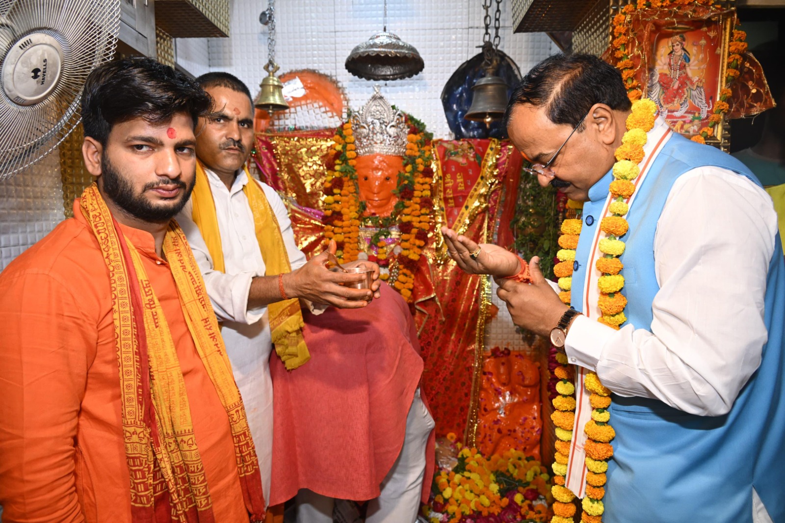 हनुमान मंदिर में दर्शन करते उपमुख्यमंत्री केशव मौर्य हनुमान मंदिर में दर्शन करते उपमुख्यमंत्री केशव मौर्य