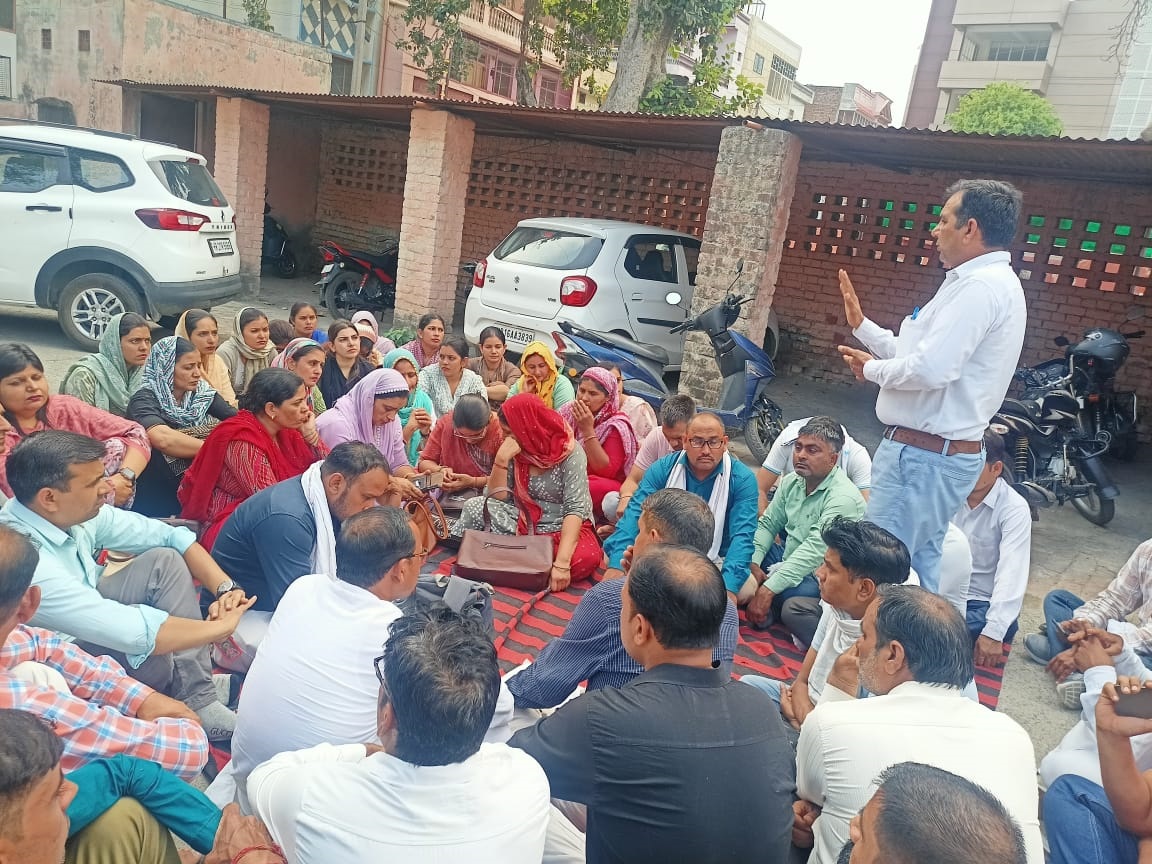 धरना देते हुए अध्यापक। धरना देते हुए अध्यापक।