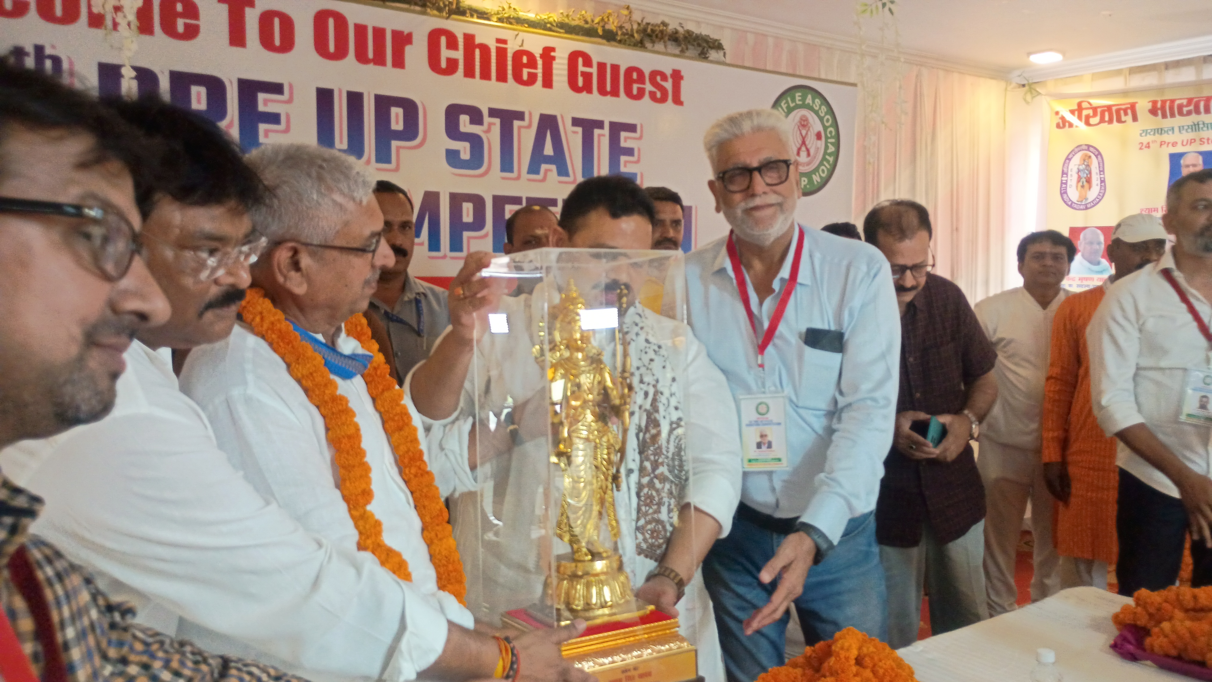सांसद श्याम सिंह यादव द्वारा राज्य मंत्री को स्मृति चिन्ह प्रदान करते हुए सांसद श्याम सिंह यादव द्वारा राज्य मंत्री को स्मृति चिन्ह प्रदान करते हुए