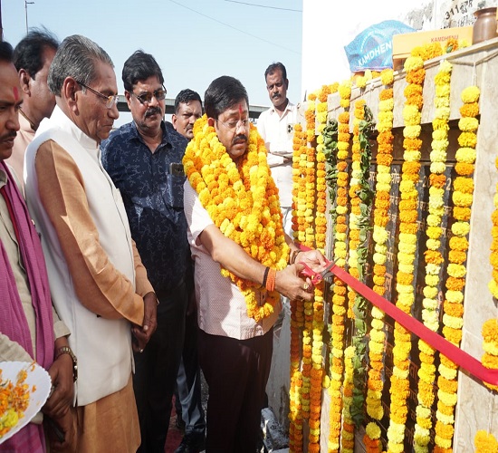 विकास कार्यो का लोकार्पण करते हुए मंत्री व क्षेत्र के विधायक नन्द गोपाल गुप्ता एवं नन्दी का छाया चित्र विकास कार्यो का लोकार्पण करते हुए मंत्री व क्षेत्र के विधायक नन्द गोपाल गुप्ता एवं नन्दी का छाया चित्र