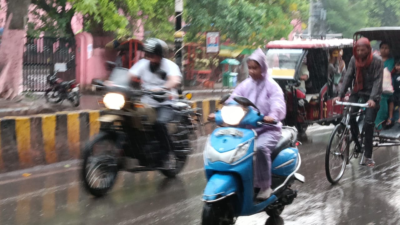 अदल पुरा में बारिश के बाद का नजारा अदल पुरा में बारिश के बाद का नजारा