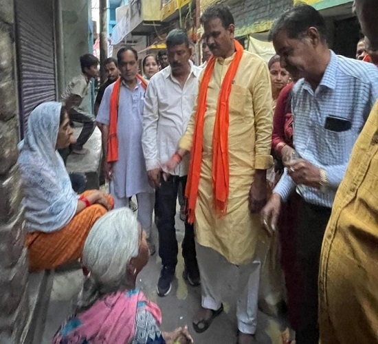 बाबा साहेब की जंयती की पूर्व संध्या पर दलित बस्ती में जनसम्पर्क करते हुए महापौर गणेश केसरवानी का छाया चित्र बाबा साहेब की जंयती की पूर्व संध्या पर दलित बस्ती में जनसम्पर्क करते हुए महापौर गणेश केसरवानी का छाया चित्र
