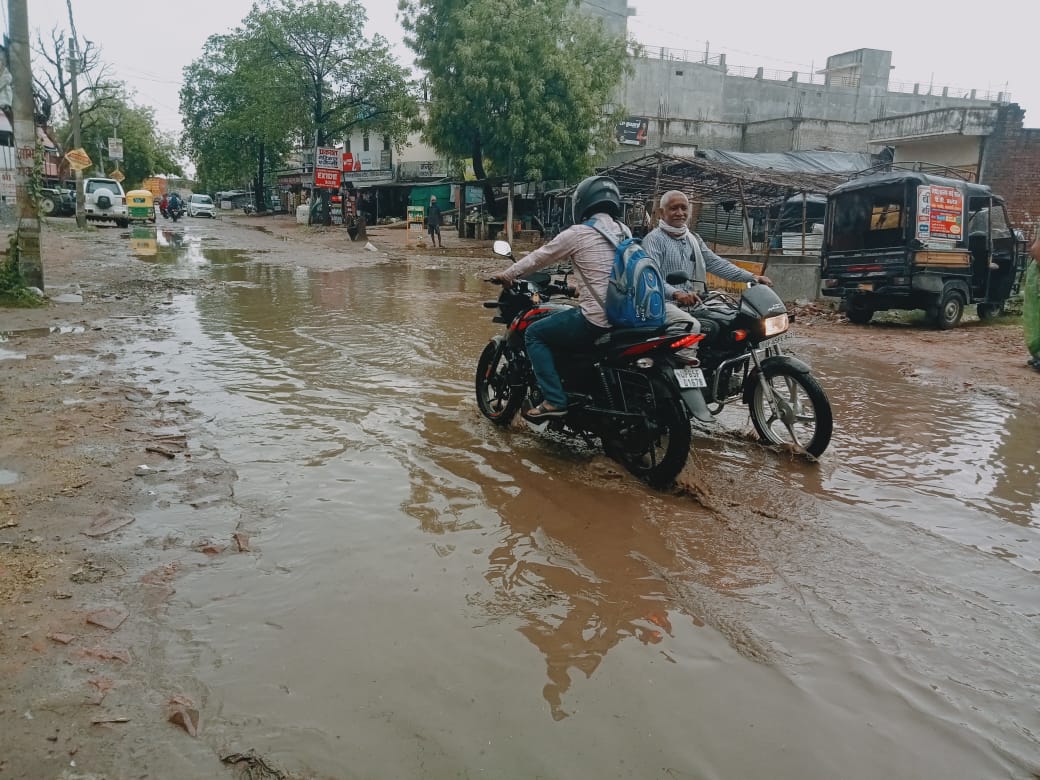 अदल पुरा में बारिश के बाद का नजारा