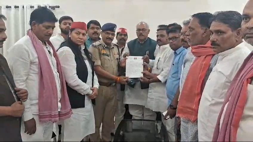 अपर पुलिस आयुक्त राजेश सिंह को पत्रक सौपते सपा नेता अपर पुलिस आयुक्त राजेश सिंह को पत्रक सौपते सपा नेता