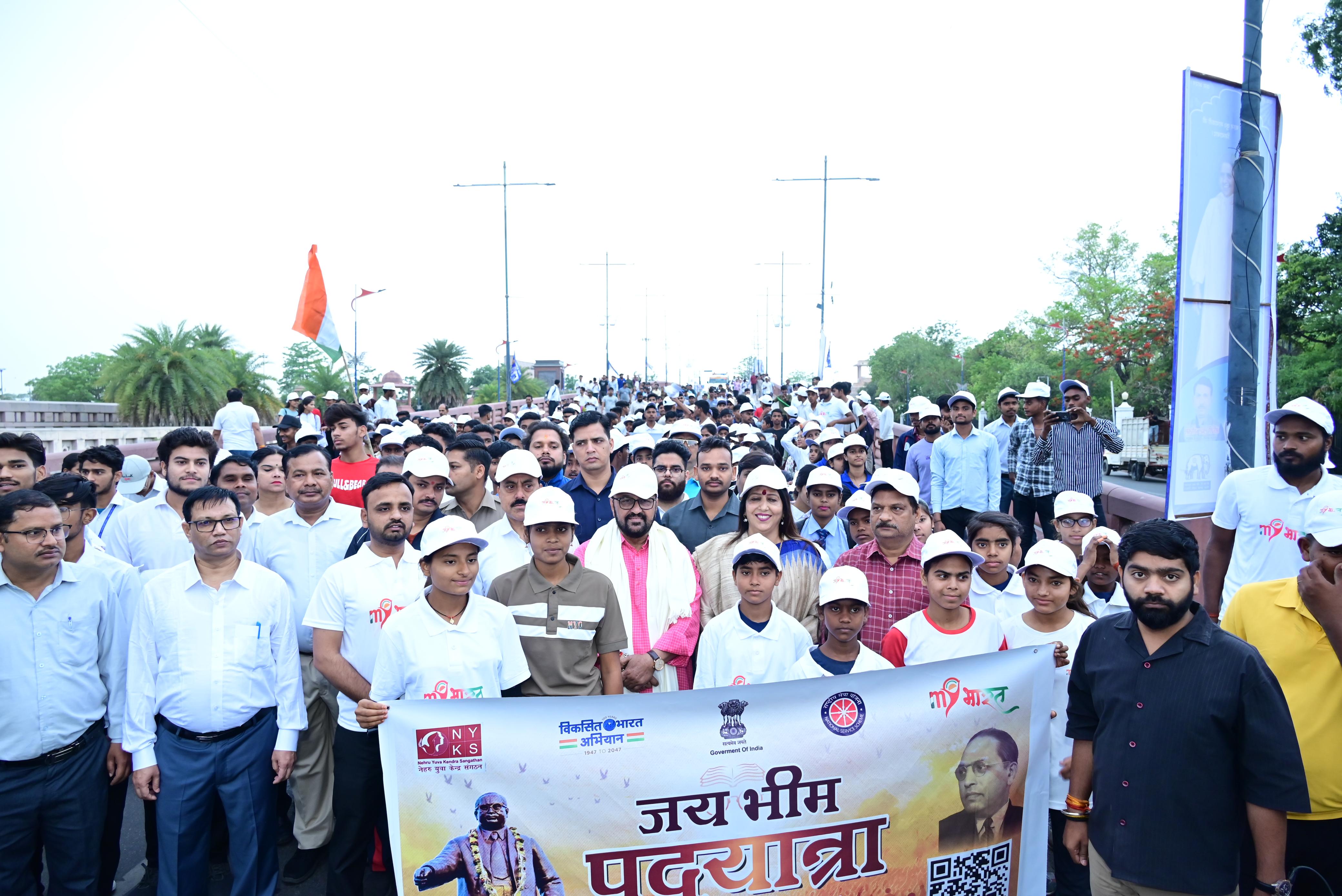 जय भीम पदयात्रा को हरी झंडी दिखाते उच्च शिक्षा मंत्री जय भीम पदयात्रा को हरी झंडी दिखाते उच्च शिक्षा मंत्री