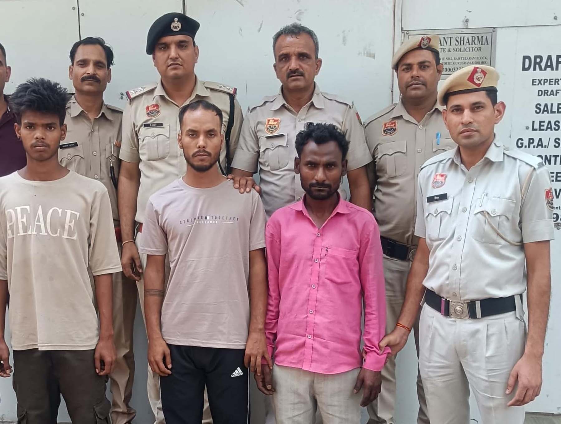 गुरुग्राम में पुलिस की गिरफ्त में हत्या के आरोपी ऑटो रिक्शा चालक। गुरुग्राम में पुलिस की गिरफ्त में हत्या के आरोपी ऑटो रिक्शा चालक।