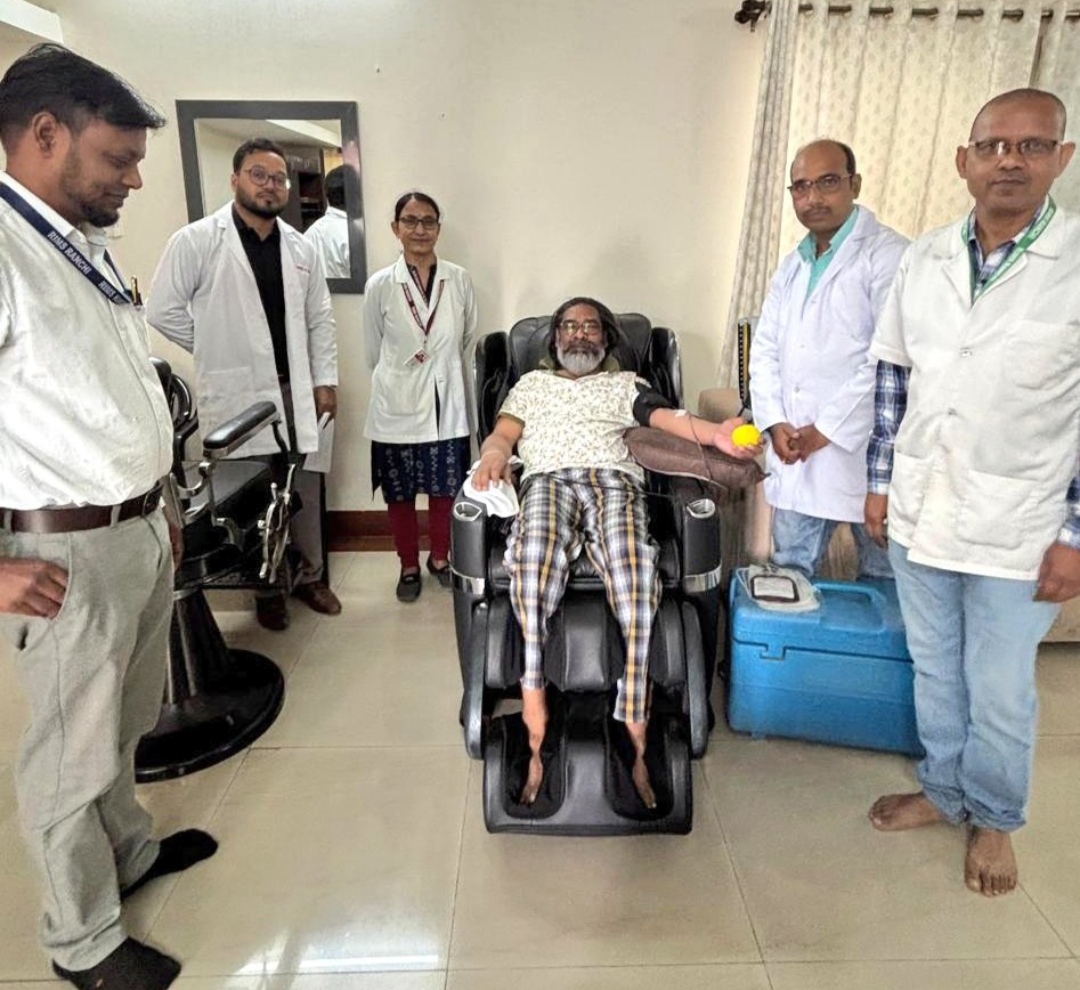 मुख्यमंत्री के रक्तदान करते तस्वीर मुख्यमंत्री के रक्तदान करते तस्वीर