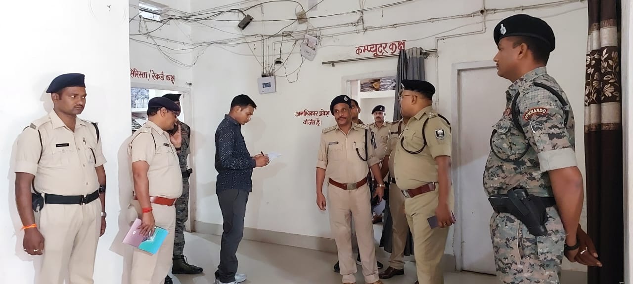 अररिया फोटो:एसपी फारबिसगंज थाना का निरीक्षण करते अररिया फोटो:एसपी फारबिसगंज थाना का निरीक्षण करते