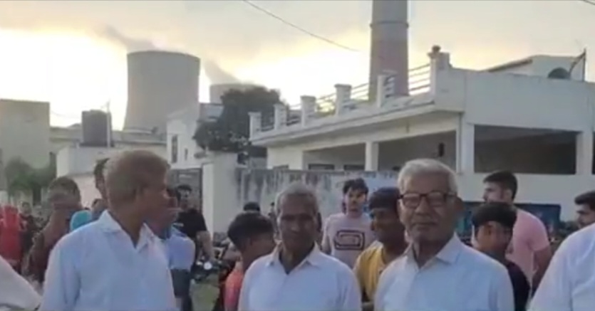 ग्रामीण पत्रकारों से बातचीत करते हुए ग्रामीण पत्रकारों से बातचीत करते हुए