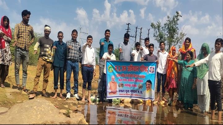 ग्वालियरः सौजनावासियों ने बोरी बंधान बनाकर दिया जल संरक्षण का संदेश ग्वालियरः सौजनावासियों ने बोरी बंधान बनाकर दिया जल संरक्षण का संदेश