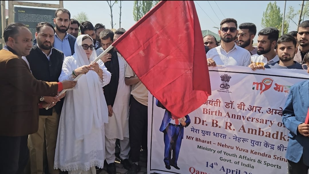 अंबेडकर जयंती की पूर्व संध्या पर जय भीम पदयात्रा को हरी झंडी दिखाई अंबेडकर जयंती की पूर्व संध्या पर जय भीम पदयात्रा को हरी झंडी दिखाई