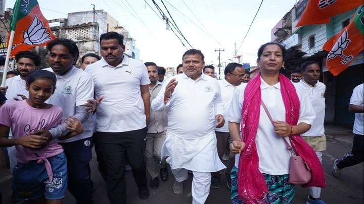 शहर की स्वच्छता के लिए ऊर्जा मंत्री के साथ दौड़े शहरवासी शहर की स्वच्छता के लिए ऊर्जा मंत्री के साथ दौड़े शहरवासी