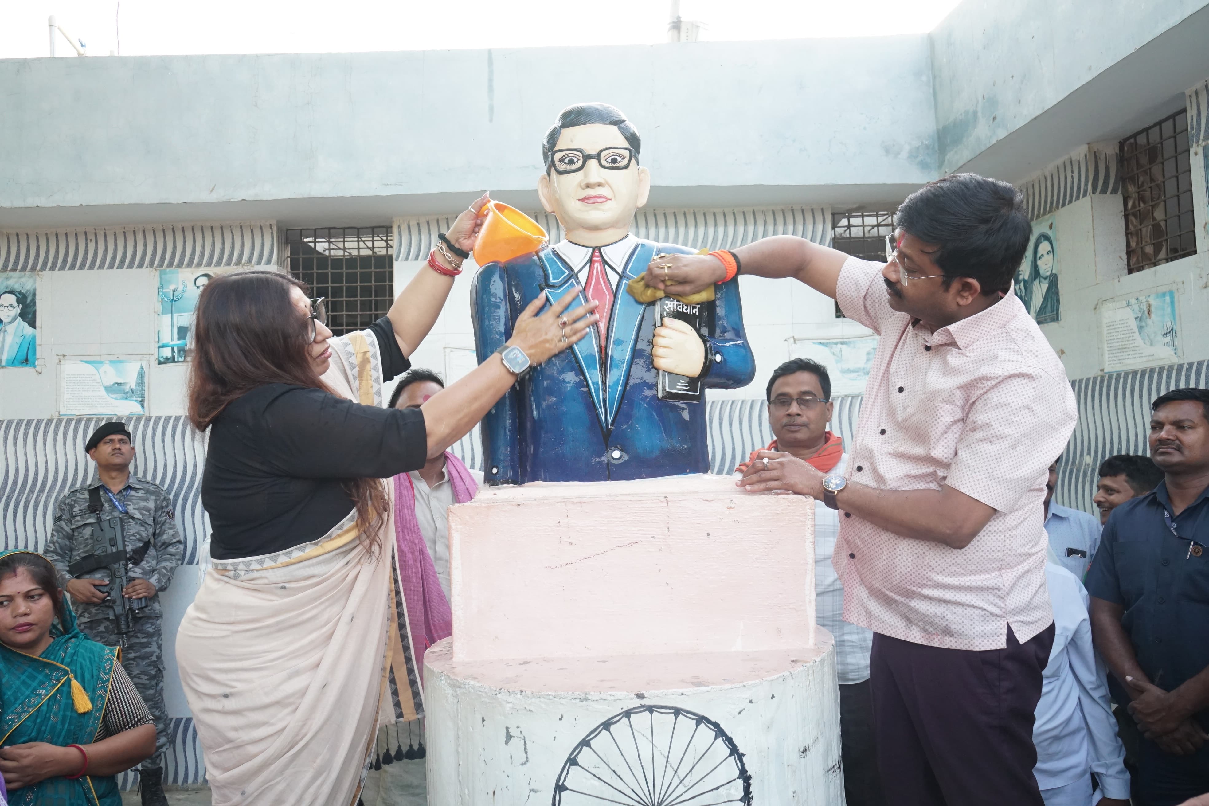 बाबा साहेब की मूर्ति की सफाई करते हुए कैबिनेट मंत्री नंद गोपाल नंदी गुप्ता का छाया चित्र