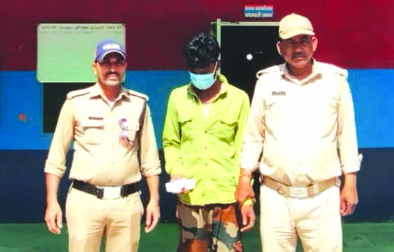 पुलिस गिरफ्त में आरोपित पुलिस गिरफ्त में आरोपित
