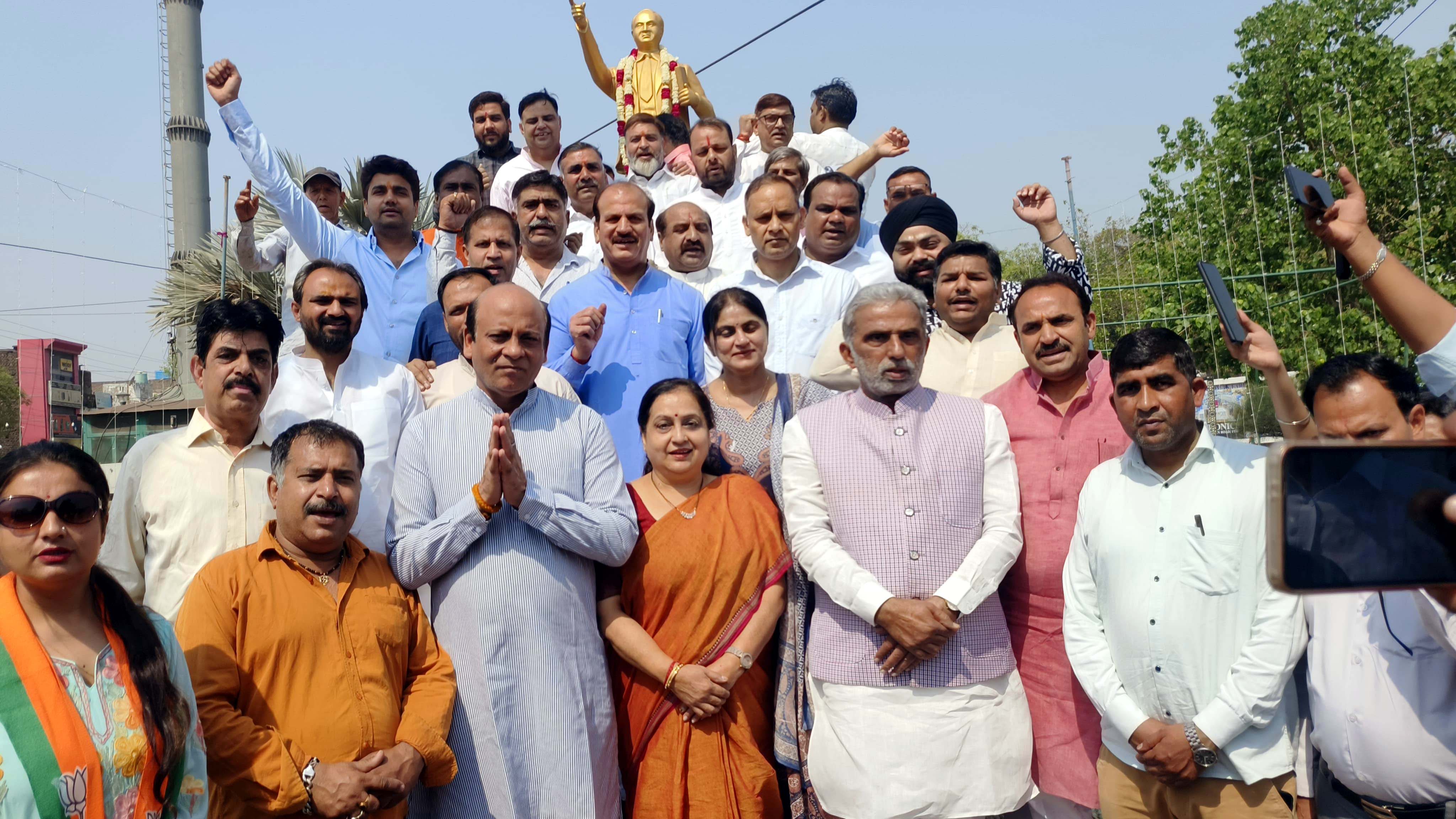 बाबा भीमराव अंबेडकर जयंती पर आयोजित कार्यक्रम में शिरकत करते केंद्रीय राज्यमंत्री कृष्णपाल गुर्जर व अन्य भाजपाई बाबा भीमराव अंबेडकर जयंती पर आयोजित कार्यक्रम में शिरकत करते केंद्रीय राज्यमंत्री कृष्णपाल गुर्जर व अन्य भाजपाई