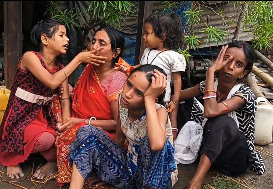 रोते बिलखते परिजन रोते बिलखते परिजन