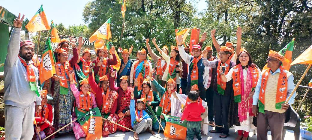 बूथ स्तरीय बैठकों व पदयात्रा के अवसर पर भारत माता की जय के नारे लगाते भाजपा कार्यकर्ता। बूथ स्तरीय बैठकों व पदयात्रा के अवसर पर भारत माता की जय के नारे लगाते भाजपा कार्यकर्ता।