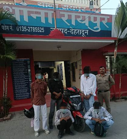 पुलिस की गिरफ्त में स्टंट बाइकिंग के आराेपित युवक। पुलिस की गिरफ्त में स्टंट बाइकिंग के आराेपित युवक।