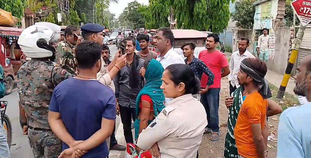 मौके पर मौजूद लोग मौके पर मौजूद लोग