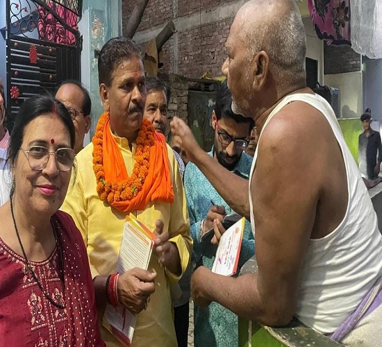 बाबा साहेब की जंयती की पूर्व संध्या पर दलित बस्ती में जनसम्पर्क करते हुए महापौर गणेश केसरवानी का छाया चित्र बाबा साहेब की जंयती की पूर्व संध्या पर दलित बस्ती में जनसम्पर्क करते हुए महापौर गणेश केसरवानी का छाया चित्र