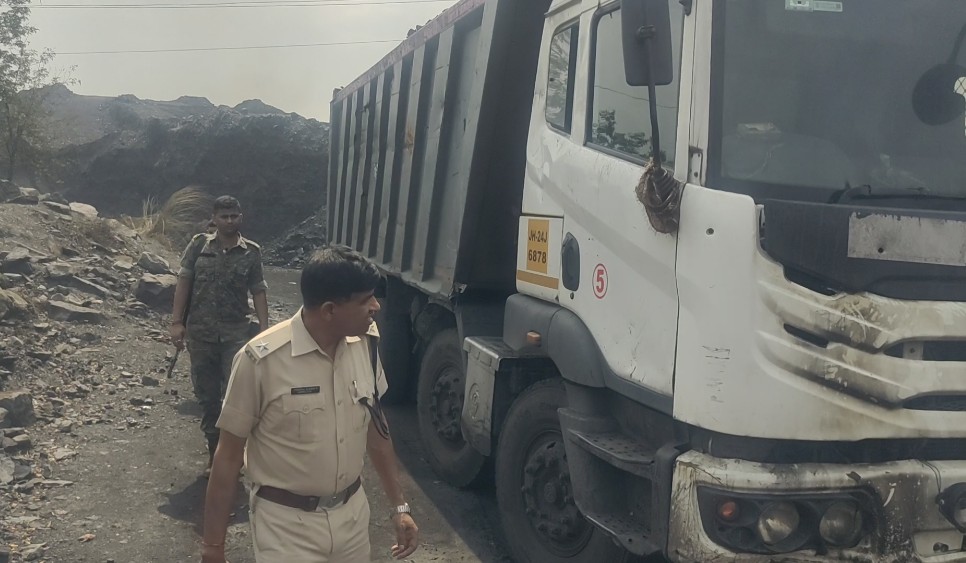 जांच करते पुलिस अधिकारी