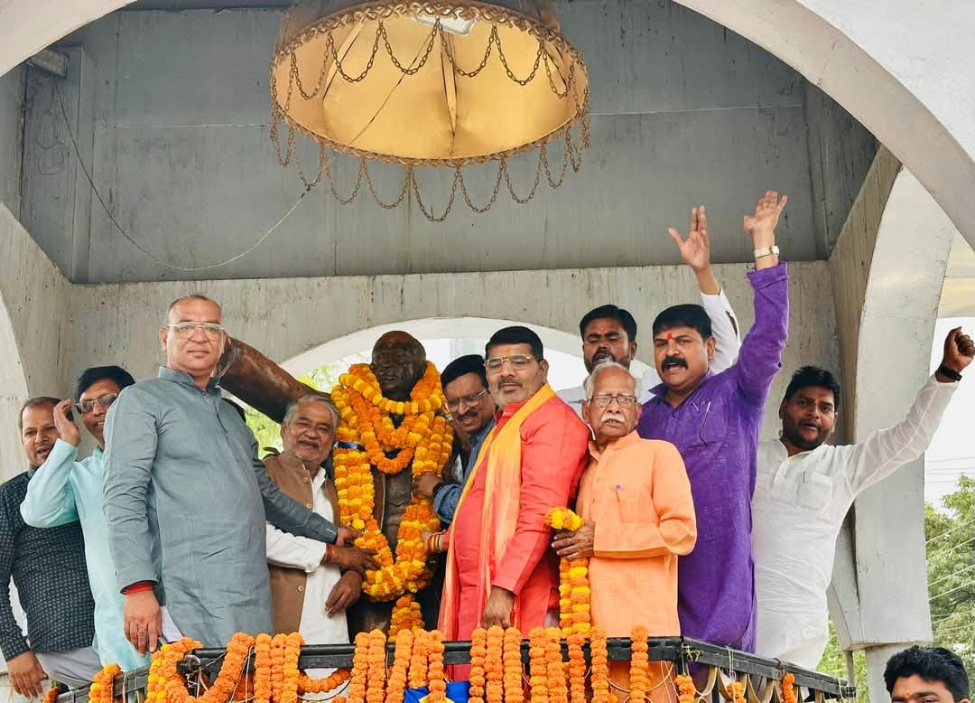 गगनभेदी नारों के बीच डॉ. आंबेडकर की प्रतिमा पर भाजपा नेताओं ने किया माल्यार्पण गगनभेदी नारों के बीच डॉ. आंबेडकर की प्रतिमा पर भाजपा नेताओं ने किया माल्यार्पण
