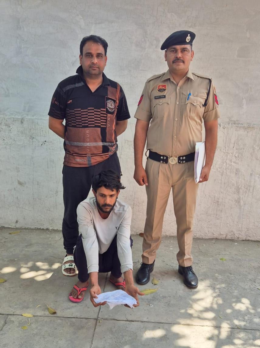 अवैध हथियार रखने के आरोपी को अपनी गिरफ्त में लिए पुलिस टीम अवैध हथियार रखने के आरोपी को अपनी गिरफ्त में लिए पुलिस टीम