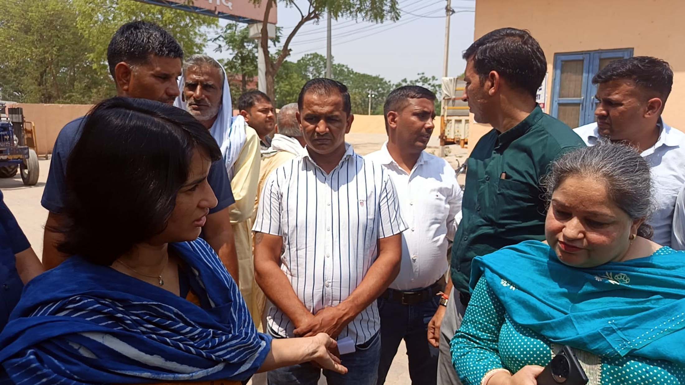 मंडी में कांटों की जांच करते हुए विधायक विनेश फोगाट। मंडी में कांटों की जांच करते हुए विधायक विनेश फोगाट।