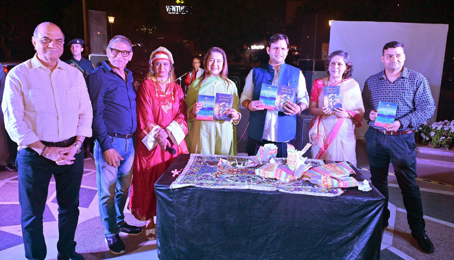 गुरुग्राम के सेक्टर-66 स्थित जॉय स्ट्रीट में आयोजित कश्मीरी सांस्कृतिक महोत्सव पुंबुच में पुस्तक का विमोचन करते खेल राज्य मंत्री गौरव गौतम। गुरुग्राम के सेक्टर-66 स्थित जॉय स्ट्रीट में आयोजित कश्मीरी सांस्कृतिक महोत्सव पुंबुच में पुस्तक का विमोचन करते खेल राज्य मंत्री गौरव गौतम।