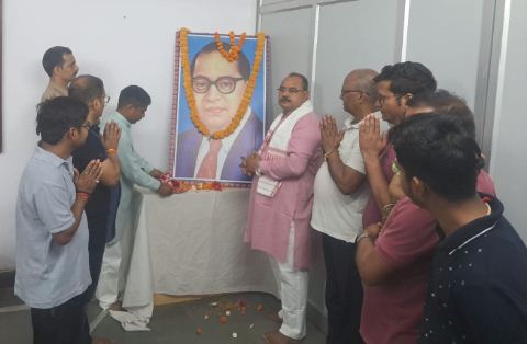 बाबा साहब के चित्र पर पुष्पांजलि करते क्षेत्र सम्पर्क प्रमुख मनोज बाबा साहब के चित्र पर पुष्पांजलि करते क्षेत्र सम्पर्क प्रमुख मनोज