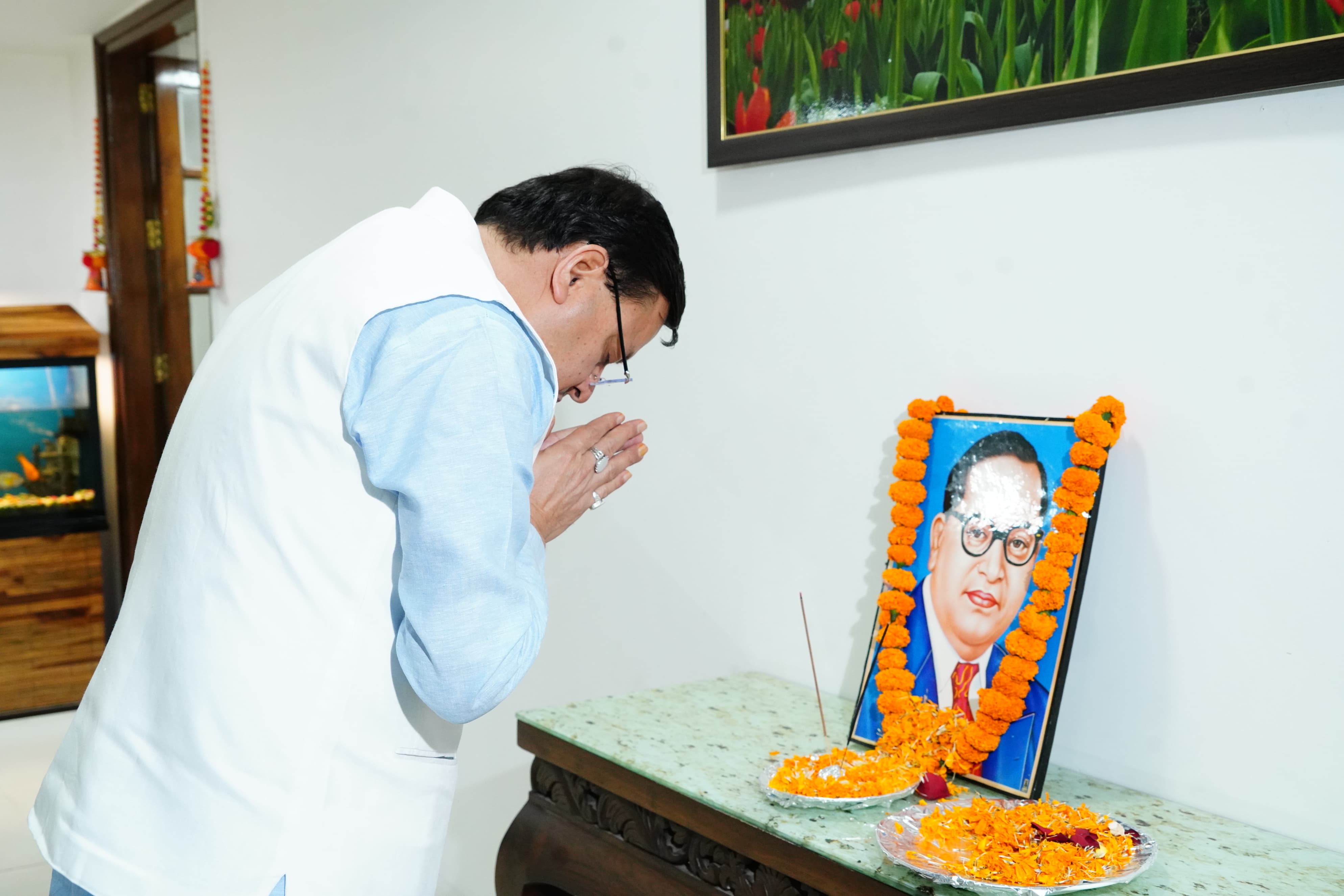 मुख्यमंत्री पुष्कर सिंह धामी मुख्यमंत्री आवास में बाबा साहब के चित्र पर स्मरण करते। मुख्यमंत्री पुष्कर सिंह धामी मुख्यमंत्री आवास में बाबा साहब के चित्र पर स्मरण करते।