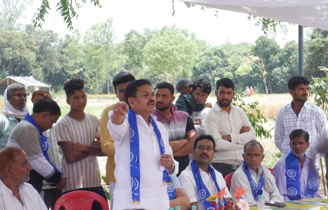 डॉ.भीमराव अम्बेडकर जयंती पर बाेलते हुए रामचनद्र डॉ.भीमराव अम्बेडकर जयंती पर बाेलते हुए रामचनद्र