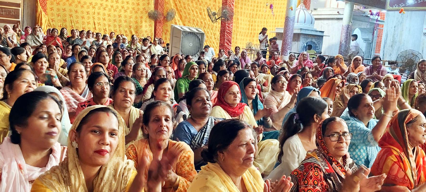 शिवपुराण कथा में उपस्थित श्रद्धालु। शिवपुराण कथा में उपस्थित श्रद्धालु।