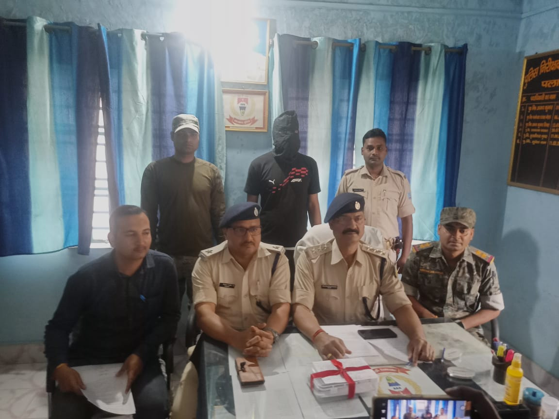गिरफ्तार हरि तिवारी एवं जानकारी देते एसडीपीओ गिरफ्तार हरि तिवारी एवं जानकारी देते एसडीपीओ