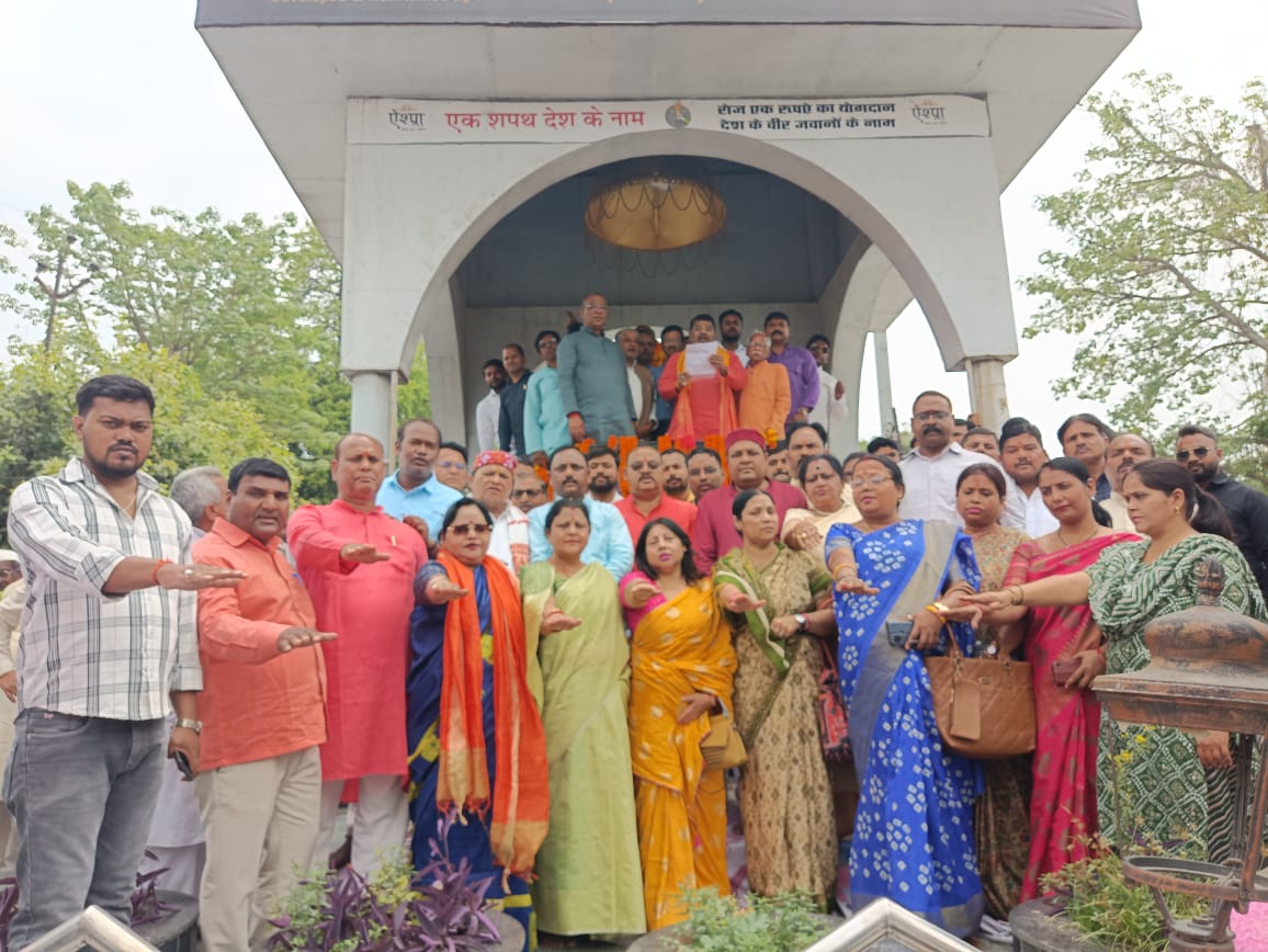 गगनभेदी नारों के बीच डॉ. आंबेडकर की प्रतिमा पर भाजपा नेताओं ने किया माल्यार्पण गगनभेदी नारों के बीच डॉ. आंबेडकर की प्रतिमा पर भाजपा नेताओं ने किया माल्यार्पण