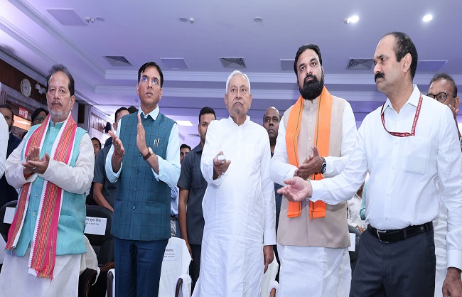 मुख्यमंत्री खेलो इंडिया यूथ गेम्स, बिहार 2025 के आधिकारिक 'लोगो' तथा केंद्रीय मंत्री मंडाविया 'शुभंकर' के अनावरण मौके पर