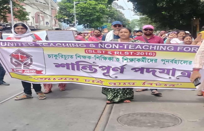 कोलकाता की सड़कों पर उतरे अयोग्य शिक्षक कोलकाता की सड़कों पर उतरे अयोग्य शिक्षक